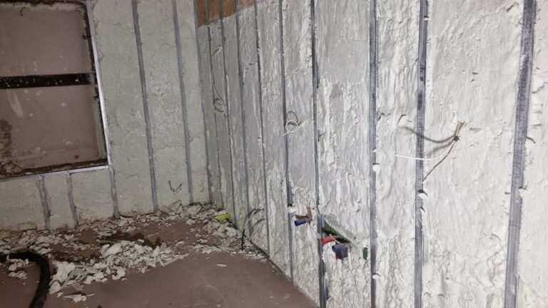 Ściany po natrysku piany PUR z metalowym rusztem i wyprowadzeniami instalacji w Chorzowie